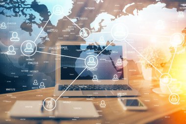 Sosyal ağ tema simgesi olan masaüstü bilgisayarı. Çoklu maruz kalma. Uluslararası bağlantılar kavramı.