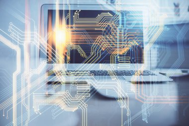 Bilgisayarlı ve dünya haritalı hologramlı çok katlı bir tablo. Uluslararası veri ağı kavramı.