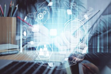 Sosyal ağ temalı hologram ellerin not almasından üstündür. Küresel uluslararası insan kavramı bağlanıyor. Çift pozlama