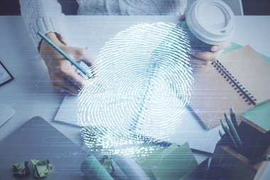 Not alan ellerin üzerinde mavi parmak izi hologramı. Güvenlik kavramı. Çift pozlama