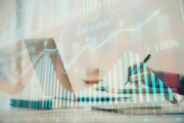 Arka planda bilgisayarda çalışan bir adamla birlikte çok sayıda formasyona maruz kaldık. Pazar analizi kavramı.