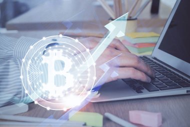 Arka planda bilgisayar üzerinde çalışan bir iş adamıyla engelleme temalı Hud. Kripto zinciri kavramı. Çift pozlama.