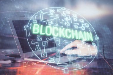 Arka planda bilgisayar üzerinde çalışan bir iş adamıyla engelleme temalı Hud. Kripto zinciri kavramı. Çift pozlama.