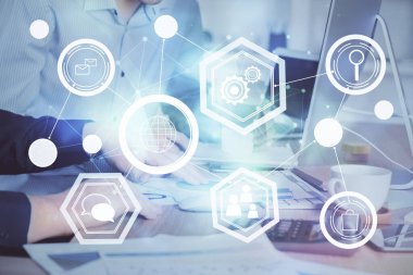 Sosyal ağ temalı hologramda iş adamı arka planda bilgisayar üzerinde çalışıyor. Çoklu pozlama.