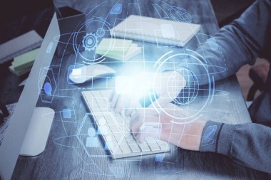 Arka planda bilgisayarla çalışan bir adamın bulunduğu medya ağı temalı hologram. İnternet iletişimi kavramı. Çift pozlama.