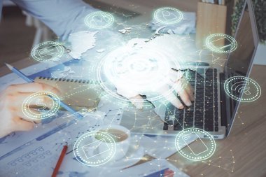 Arka planda bilgisayarla çalışan bir adamın bulunduğu medya ağı temalı hologram. İnternet iletişimi kavramı. Çift pozlama.