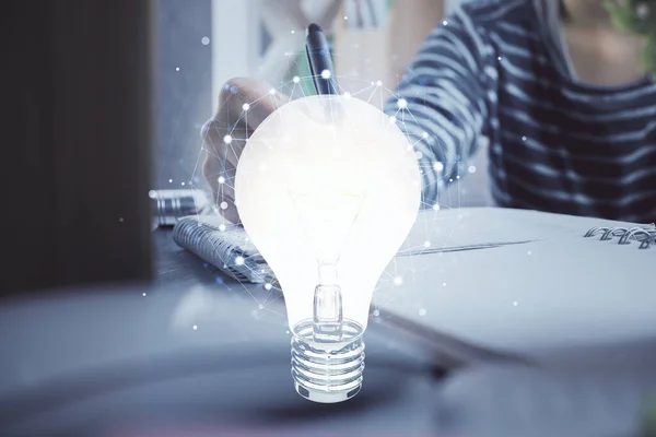 女性の手の上に電球を描く背景にメモを取る。アイデアの概念。二重露光 — ストック写真
