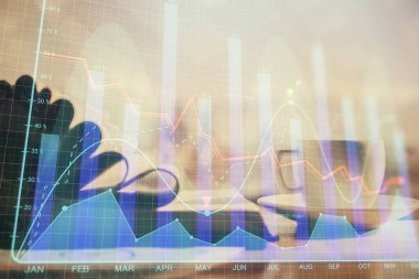 Finans şeması çizimine ve masaüstüne kahve ve masa arkasında eşyalar ile çifte pozlama. Önx piyasa ticareti kavramı