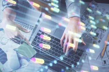 Kadın ve erkeğin birlikte çalışması ve veri temalı hologram çizimi. Bilgisayar arkaplanı. Üst Görünüm.