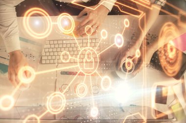 Kadın ve erkeğin birlikte çalıştığı çifte pozlama ve sosyal ağ temalı hologram çizimi. Bilgisayar arkaplanı. konsept bağlanıyor. Üst Görünüm.