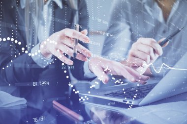 Kadın ve erkeğin birlikte çalışması ve teknoloji temasının hologramı çekmesi. Büyük veri konsepti. Bilgisayar arkaplanı.