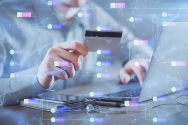 Elinde kredi kartı ve veri teması çizimi olan bir adamın ellerine iki kez maruz kalmış. E-ticaret ve teknoloji kavramı.