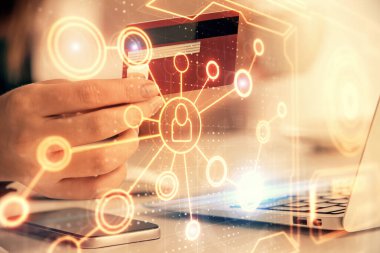 İnternetten alışveriş yapan kadının elinde kredi kartı ve sosyal ağ temalı bir çizim var. İlişki E-ticaret kavramı.