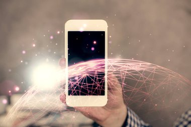 Bir erkeğin elini tutarken ve telefon ve sosyal ağ teması kullanırken çift pozlama.