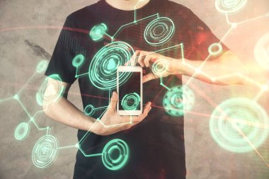 Bir erkeğin elini tutarken ve telefon ve sosyal ağ teması kullanırken çift pozlama.