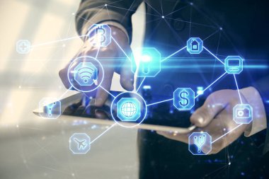 Bir erkeğin elini tutarken ve telefon ve sosyal ağ teması kullanırken çift pozlama.