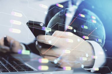 Erkeklerin el ele tutuşup dijital bir cihaz ve harita çizimine maruz kalmışlar. Uluslararası iş kavramı.