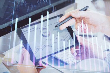 Bir adamın elini tutarken ve bir telefon ve finansal çizim kullanırken çift pozlama. Pazar analizi kavramı.