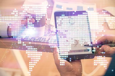 Erkeklerin el ele tutuşup telefon kullanırken ve uluslararası iş teması çizerken çift pozlama.