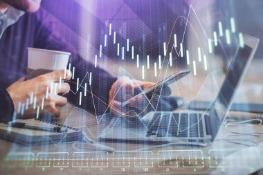 Bir adamın elini tutarken ve bir telefon ve finansal grafik çizimi kullanırken çift pozlama. Analiz kavramı.