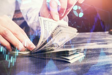 Forx grafiği, hologram, Amerikan dolarları ve insan eli çizimleri. Teknik Analiz kavramı.