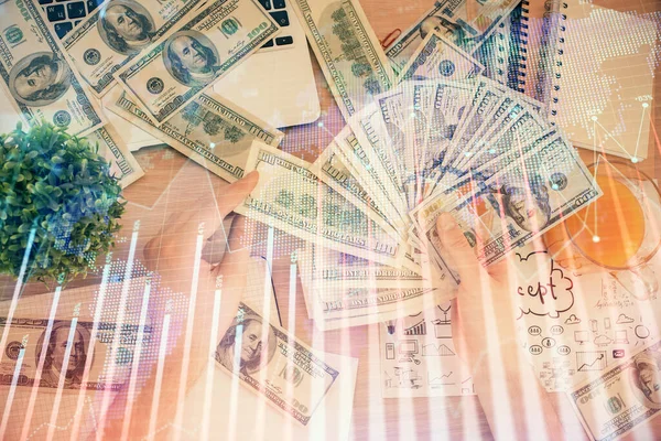 금융 그래프의 다양 한 노출은 홀로 그램과 미국 달러 지폐와 사람의 손을 그린다. 분석 개념. — 스톡 사진
