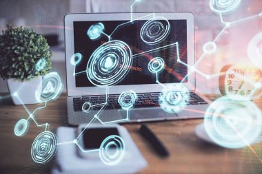 Sosyal ağ hologramıyla birlikte bilgisayar masaüstünde. Çifte maruziyet. Uluslararası insan ilişkileri kavramı.