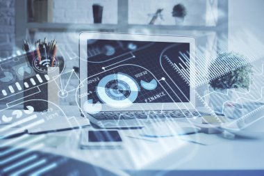 Bilgisayar, teknoloji temalı hologramla birlikte ofiste. Çifte maruziyet. Teknoloji kavramı.