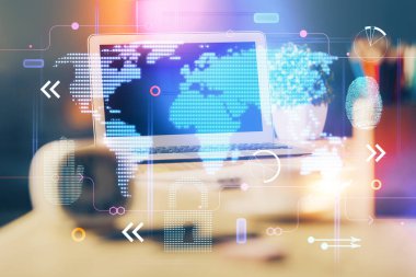 Bilgisayar ve dünya haritası hologramıyla masaüstü çifte pozlama. Uluslararası veri ağı kavramı.