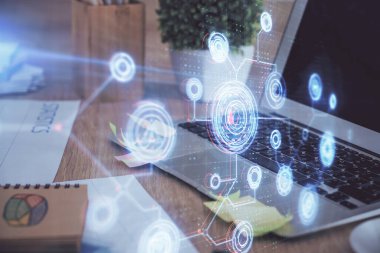 Teknoloji temalı çizim ve bilgisayarlı masa. Çifte maruziyet. Bilgi kavramı.