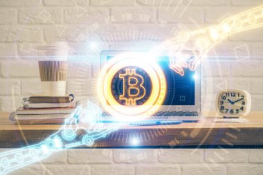 Blockchain temalı holograma ve bilgisayar arkaplanlı masaya çoklu maruz kalma. Bitcoin şifreleme para birimi kavramı.