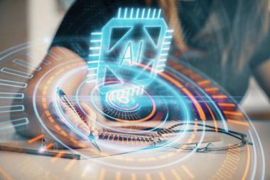 Arka plana veri teknolojisi hud 'u ile el yazısı yazan kadınların çoklu pozları. Yenilik kavramı.