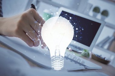 Kadın elinin üstüne ampul çizip arka planda not almak. Fikir kavramı. Çift pozlama