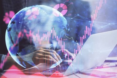 Arka planda dizüstü bilgisayarda çalışan iş adamlarının çoklu pozları. Uluslararası iş hologramı önde. Başarı kavramı.