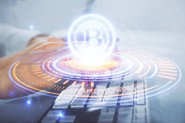 Crypto moneda tema holograma con el hombre de negocios que trabaja en la computadora en segundo plano. Concepto de blockchain. Exposición múltiple . —  Fotos de Stock