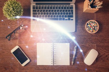 Masaüstü arkaplanındaki bilgisayar üzerinden sosyal ağ hologramı çizimleri. Üst Manzara. Çift pozlama.