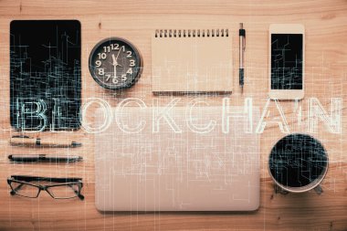 Telefonlu masanın üzerinde iki kat daha fazla engelleme temalı hologram görüntüsü var. Üst Manzara. Kripto teknolojisi kavramı.