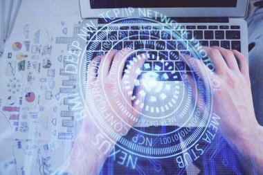 Erkeklerin ellerinin bilgisayar klavyesini ve veri temalı hologram çizimini yazarken çoklu pozlama. Üst Manzara. Teknoloji konsepti.