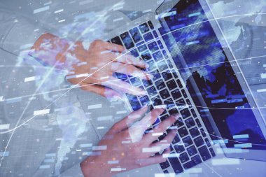 Bilgisayar ve veri temalı hologram çizimlerinde çalışan kadın elleri çift pozlama. Üst Manzara. Teknoloji konsepti.