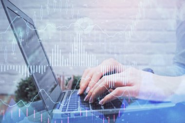 Bilgisayarda ve ön x grafik hologramında yazı yazan kadın ellerine çok maruz kalmış. Borsa analizi kavramı.