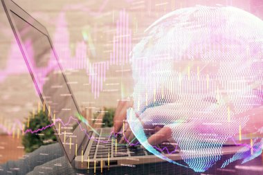 Bilgisayarda ve ön x grafik hologramında yazı yazan kadın ellerine çok maruz kalmış. Borsa analizi kavramı.