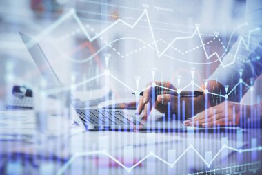 Bilgisayarda ve ön x grafik hologram çiziminde kadın eli yazarken çift pozlama. Borsa yatırım kavramı.