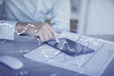 Erkeklerin el ele tutuşup dijital bir cihaz ve veri temalı hologram çizimi kullanırken çift pozlama. Teknoloji konsepti.