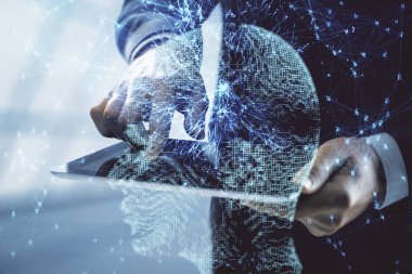 Erkeklerin el ele tutuşup dijital bir cihaz ve beyin hologramı çizimleri kullanırken çift pozlama. Veri kavramı.