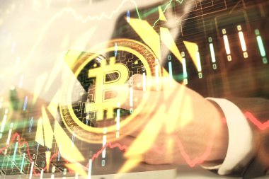 Erkeklerin el ele tutuşmalarının ve telefon ve kripto para birimi engelleme teması çiziminin iki kez görüntülenmesi.