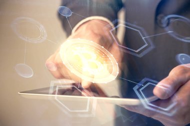 Erkeklerin el ele tutuşmalarının ve telefon ve kripto para birimi engelleme teması çiziminin iki kez görüntülenmesi.