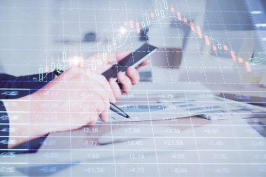 Bir adamın elini tutarken ve bir telefon ve finansal grafik çizimi kullanırken çift pozlama. Analiz kavramı.