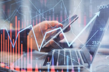 Bir adamın elini tutarken ve bir telefon ve finansal grafik çizimi kullanırken çift pozlama. Analiz kavramı.