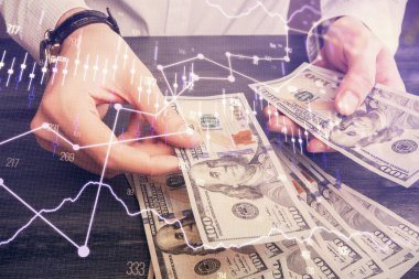 Finansal grafiğe çoklu pozlama hologram, Amerikan dolarları ve insan eli. Analiz kavramı.