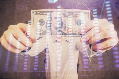 Forx grafiği, hologram, Amerikan dolarları ve insan eli çizimleri. Teknik Analiz kavramı.